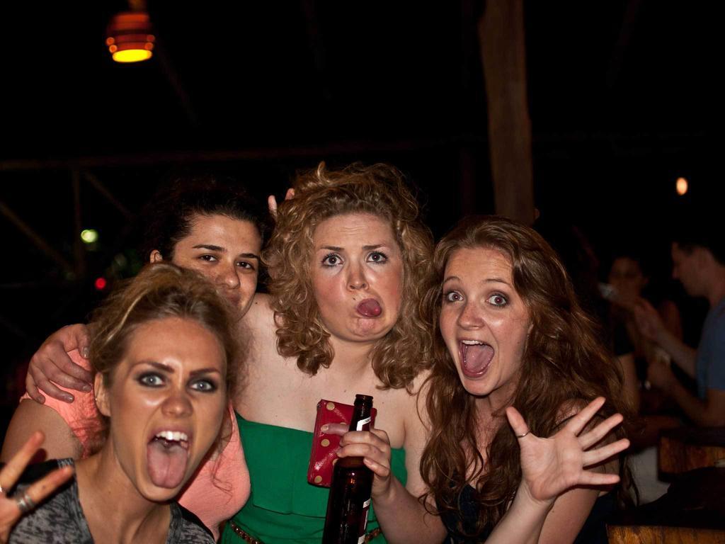 Arenal Backpackers Resort La Fortuna Ngoại thất bức ảnh A group of women making faces