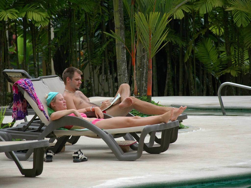 Arenal Backpackers Resort La Fortuna Ngoại thất bức ảnh A couple sunbathing