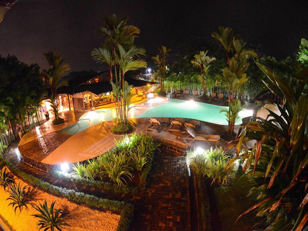 Arenal Backpackers Resort La Fortuna Ngoại thất bức ảnh The pool at night
