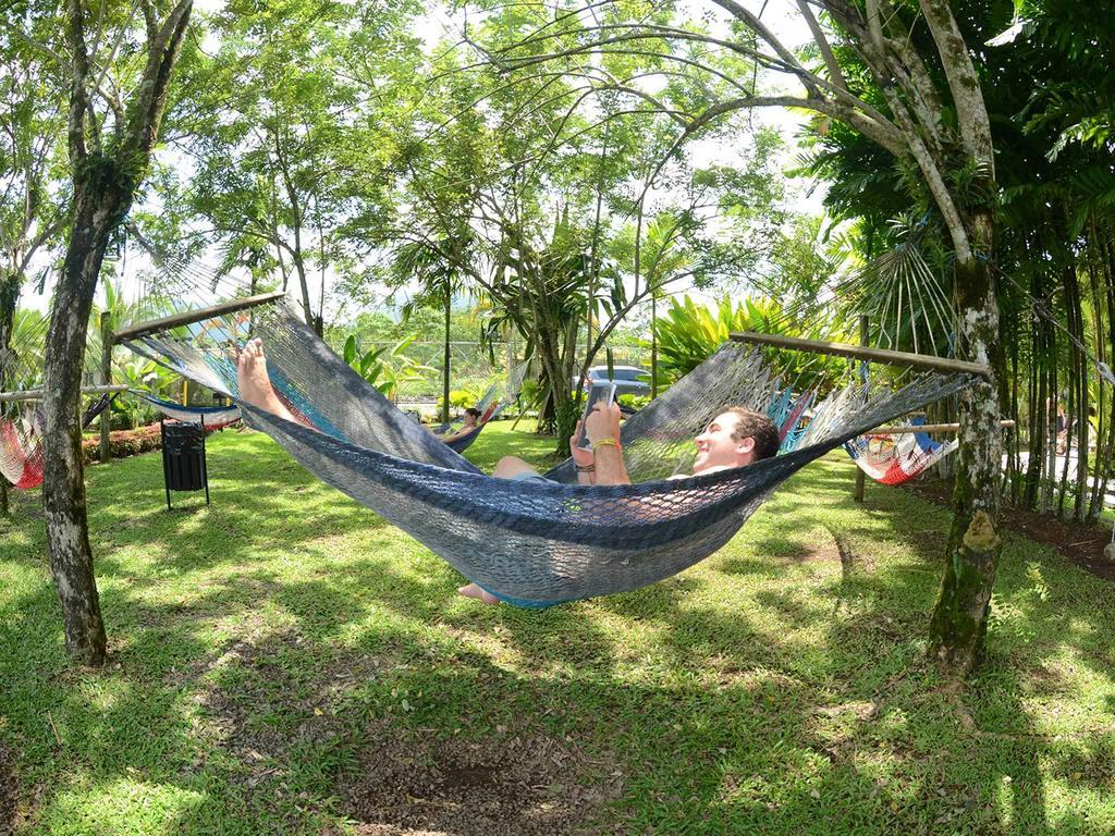 Arenal Backpackers Resort La Fortuna Ngoại thất bức ảnh Hammock in the park