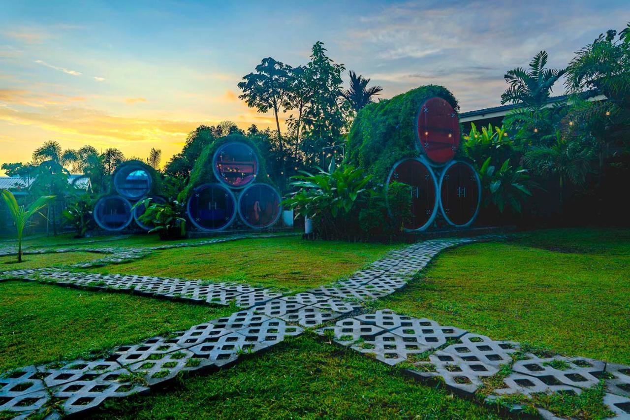 Arenal Backpackers Resort La Fortuna Ngoại thất bức ảnh The resort's "Bubble" rooms