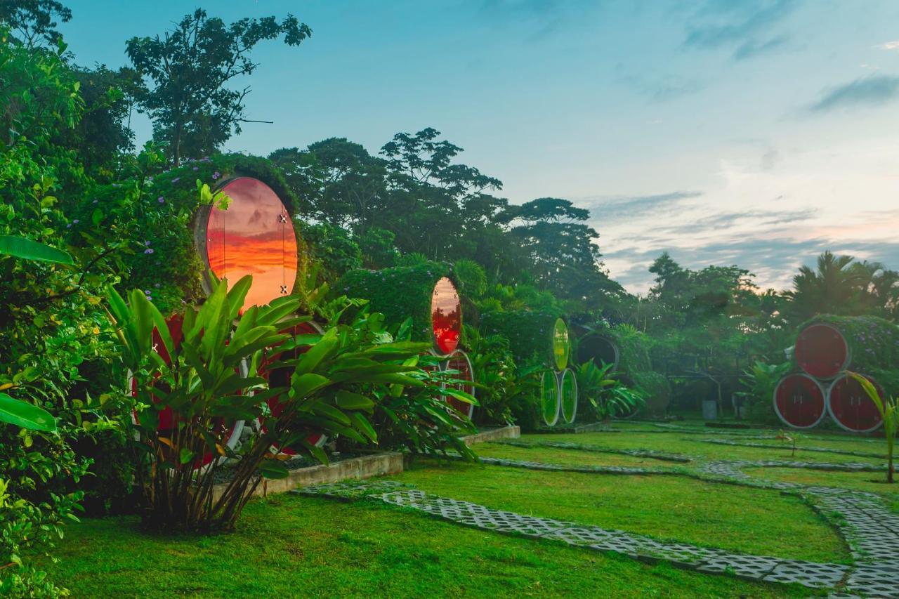 Arenal Backpackers Resort La Fortuna Ngoại thất bức ảnh The "Garden of the Sun" at the resort
