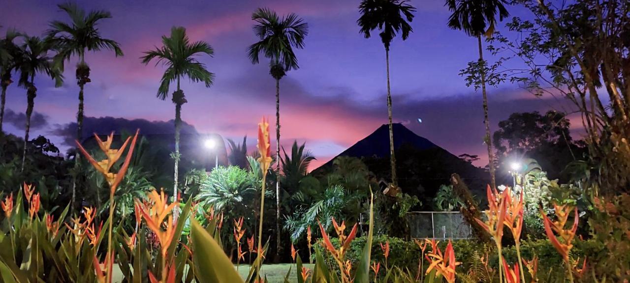 Arenal Backpackers Resort La Fortuna Ngoại thất bức ảnh Sunset at the San José International Airport