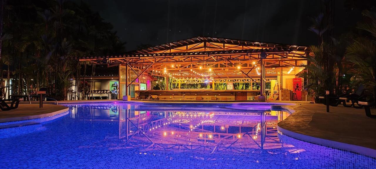 Arenal Backpackers Resort La Fortuna Ngoại thất bức ảnh The pool at the resort