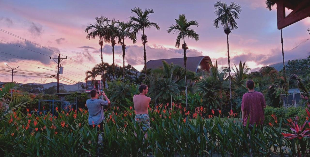 Arenal Backpackers Resort La Fortuna Ngoại thất bức ảnh Sunset at the Dole Cannery