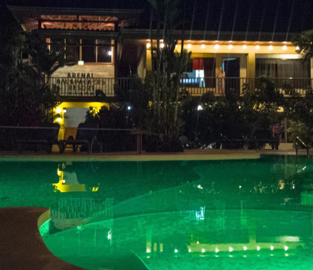 Arenal Backpackers Resort La Fortuna Ngoại thất bức ảnh The pool at the hotel
