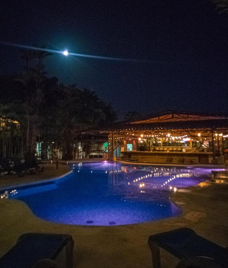 Arenal Backpackers Resort La Fortuna Ngoại thất bức ảnh The pool at the hotel