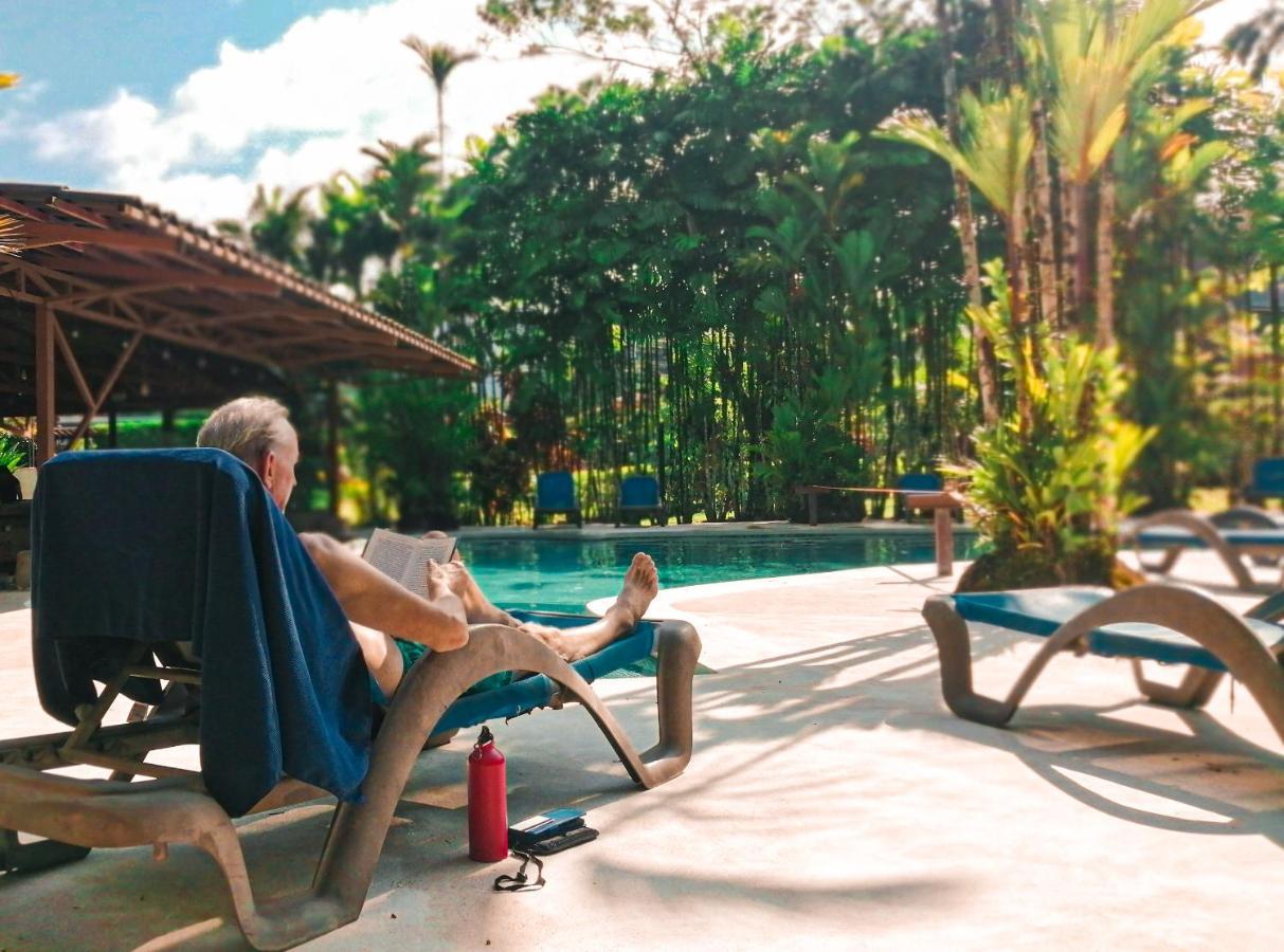 Arenal Backpackers Resort La Fortuna Ngoại thất bức ảnh A man relaxing at a resort