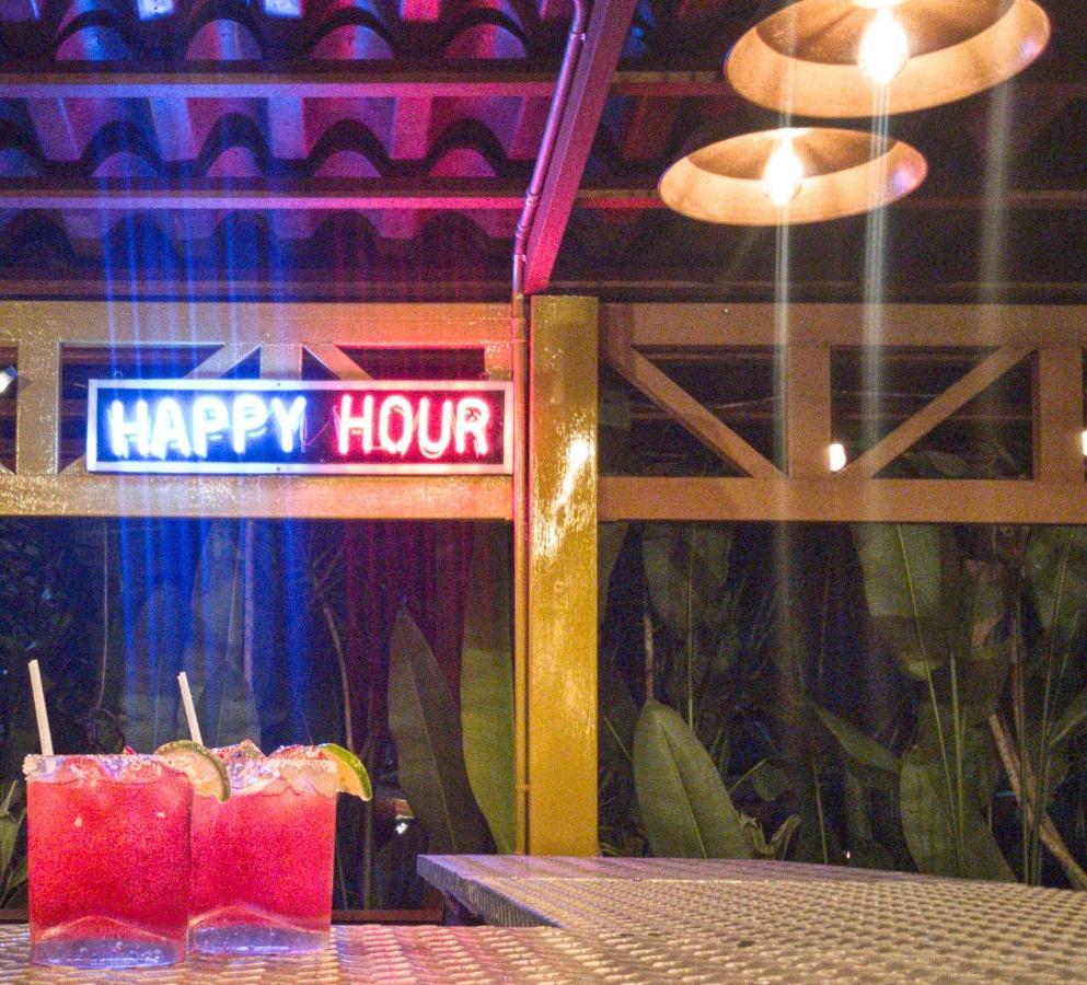Arenal Backpackers Resort La Fortuna Ngoại thất bức ảnh Happy hour sign