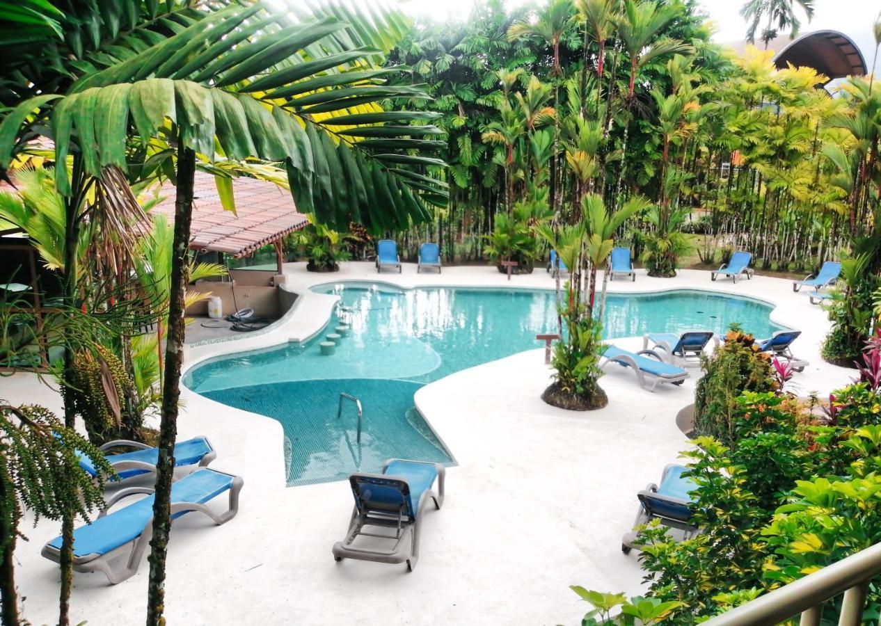 Arenal Backpackers Resort La Fortuna Ngoại thất bức ảnh The swimming pool at the resort