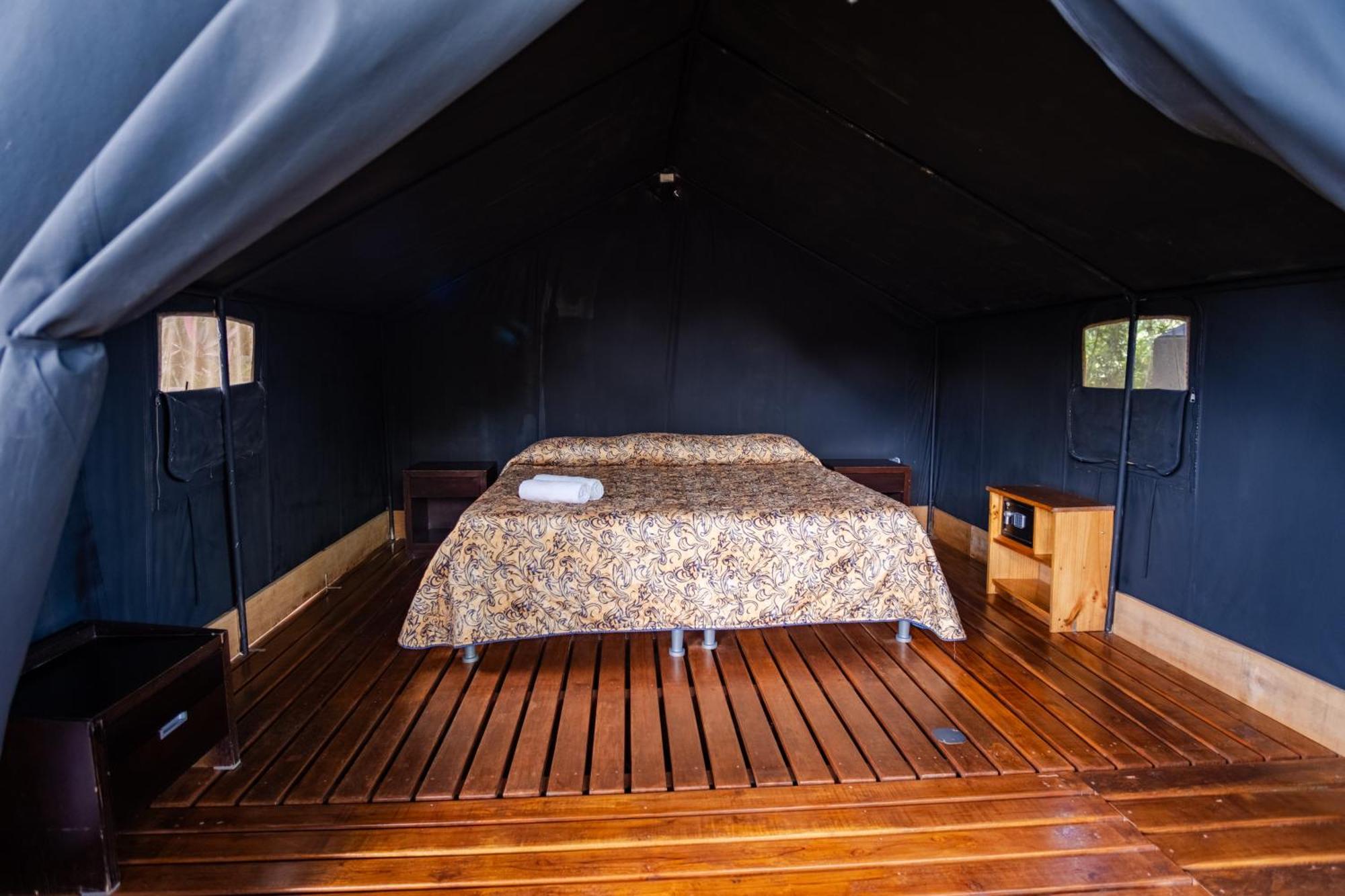 Arenal Backpackers Resort La Fortuna Ngoại thất bức ảnh Interior of a tent at the resort