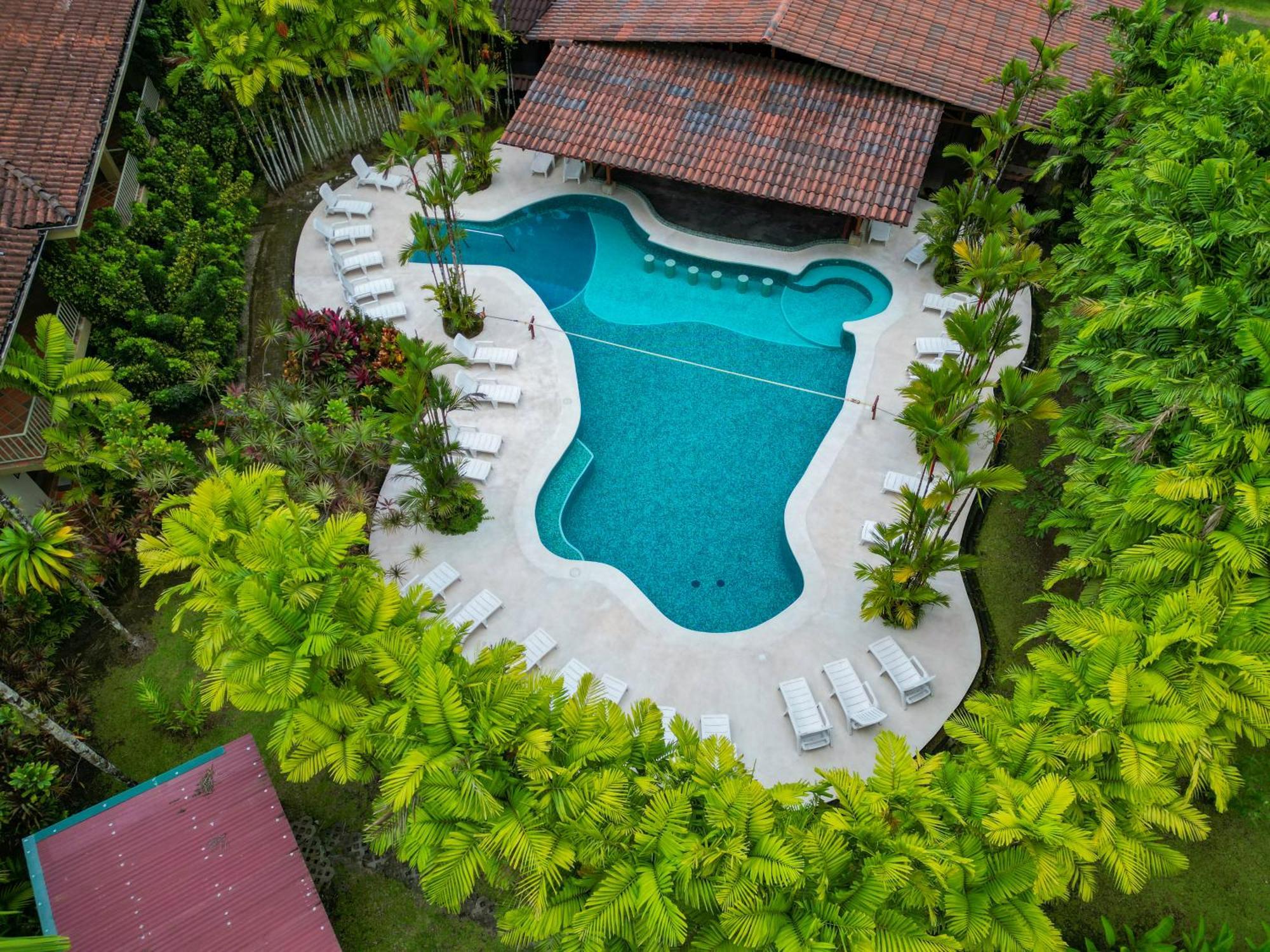 Arenal Backpackers Resort La Fortuna Ngoại thất bức ảnh Aerial view of the swimming pool at the hotel