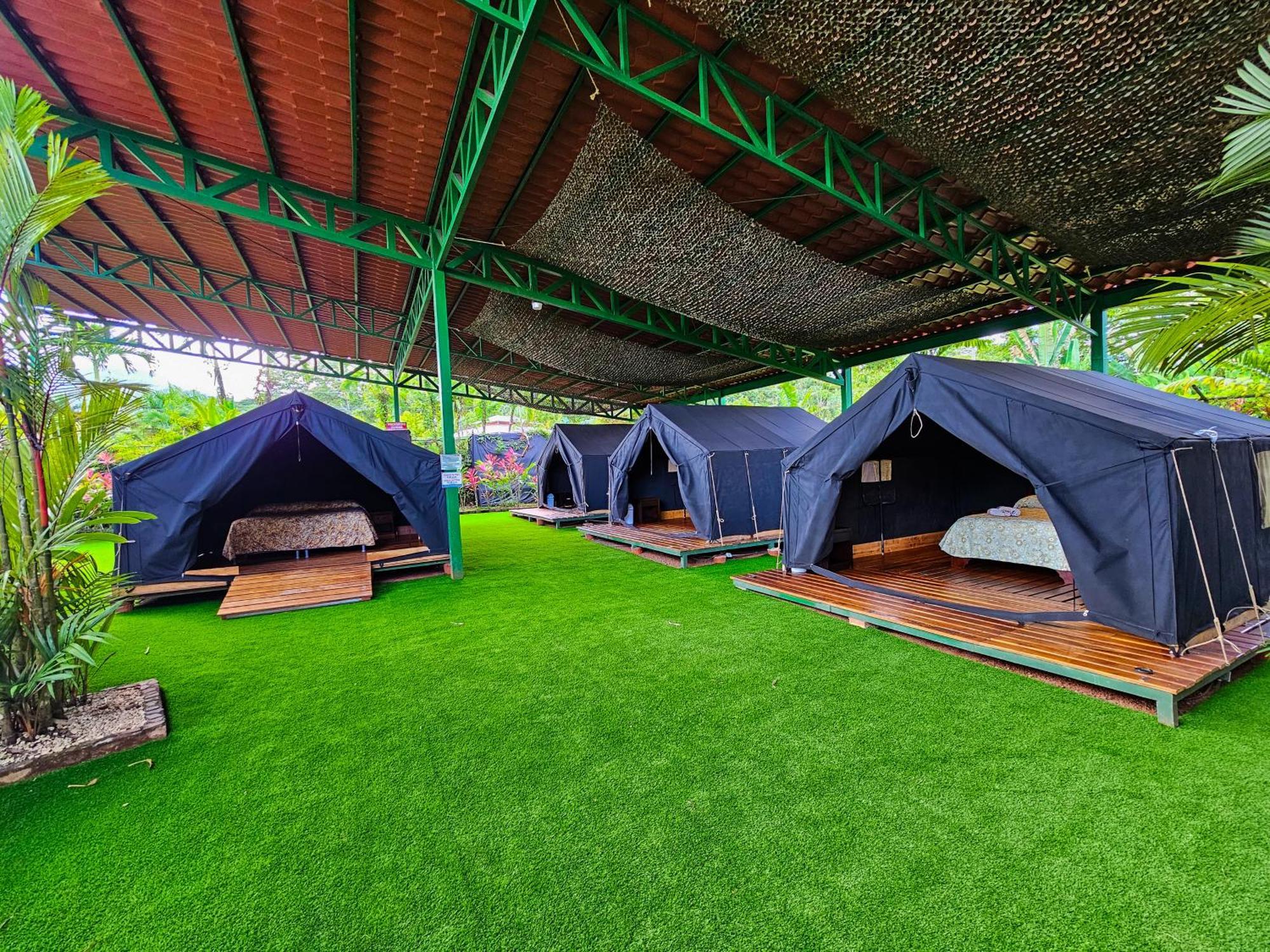Arenal Backpackers Resort La Fortuna Ngoại thất bức ảnh Campsite at the resort