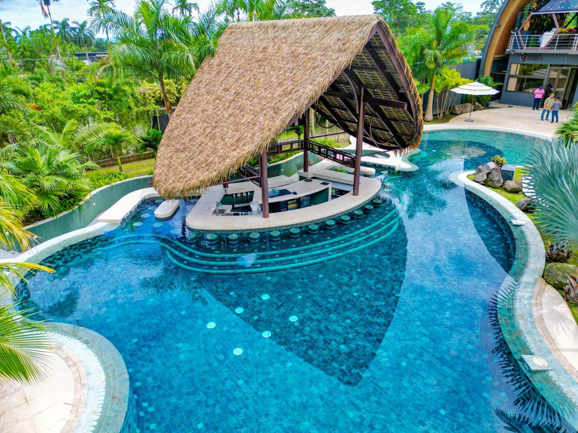 Arenal Backpackers Resort La Fortuna Ngoại thất bức ảnh The swimming pool at the resort