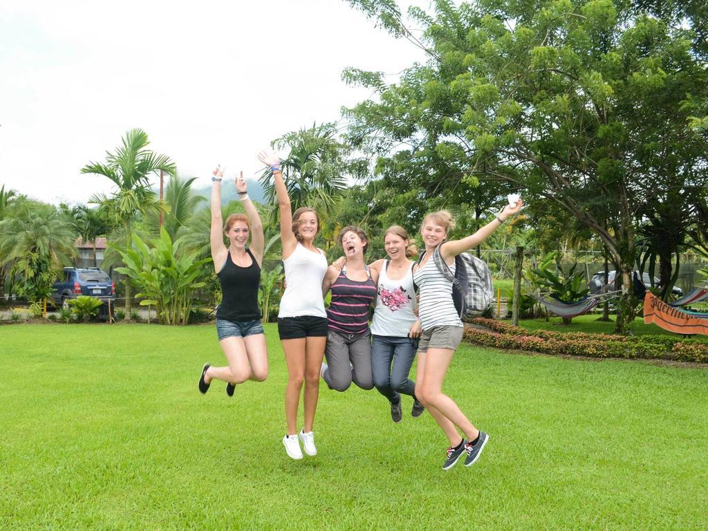 Arenal Backpackers Resort La Fortuna Ngoại thất bức ảnh Students jumping for joy