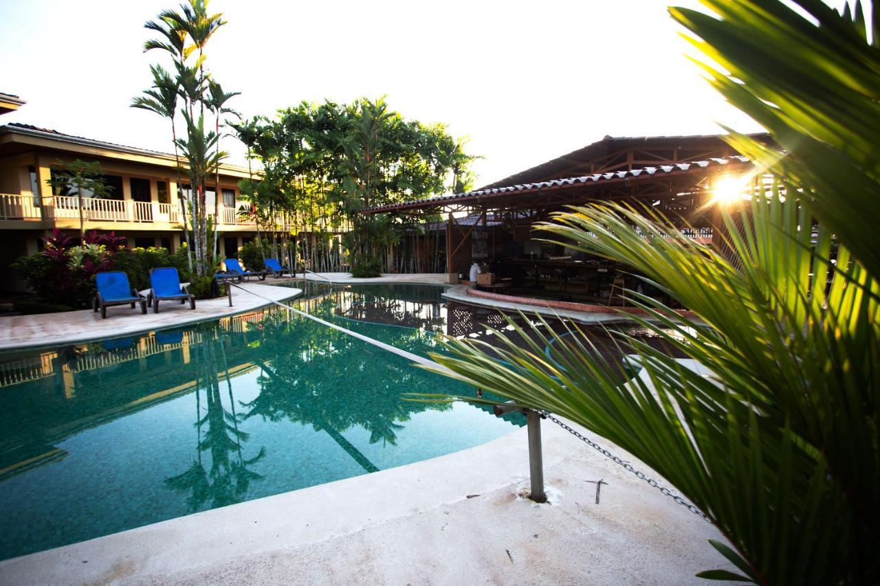 Arenal Backpackers Resort La Fortuna Ngoại thất bức ảnh The swimming pool at the hotel