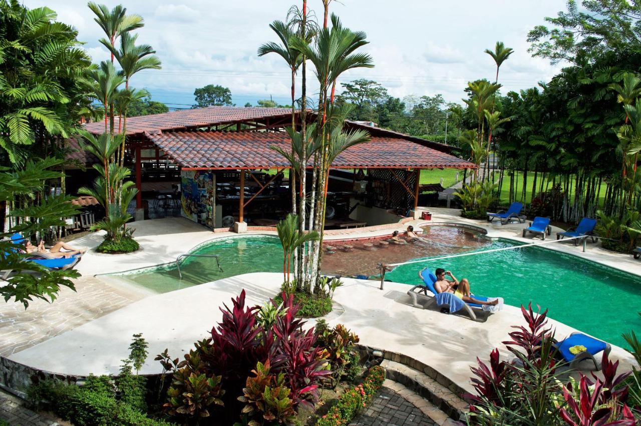 Arenal Backpackers Resort La Fortuna Ngoại thất bức ảnh The swimming pool at the resort