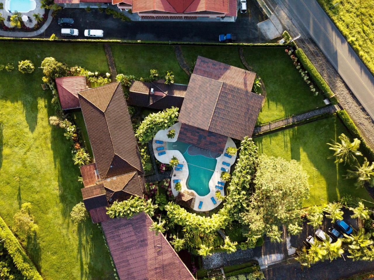 Arenal Backpackers Resort La Fortuna Ngoại thất bức ảnh Villa in the neighborhood
