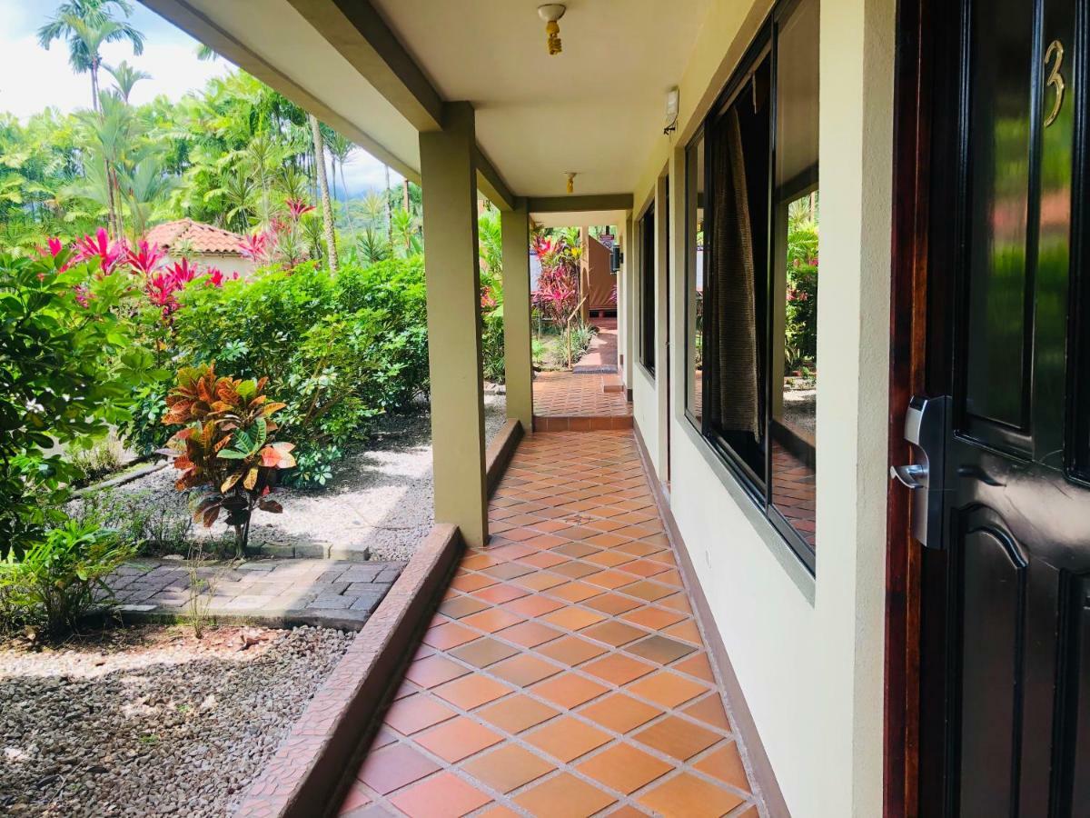 Arenal Backpackers Resort La Fortuna Ngoại thất bức ảnh A corridor at the hotel